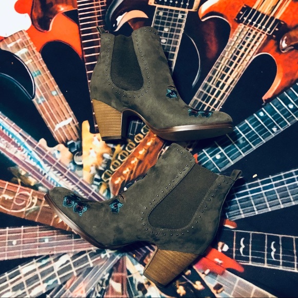 Crown Vintage Gray Embroidered Ankle Booties! - Picture 12 of 14